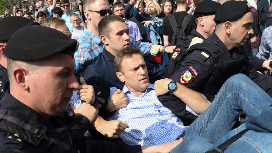 Задержание оппозиционного политика Алексея Навального во время несогласованной акции в&nbsp;центре Москвы, 5 мая 2018 года