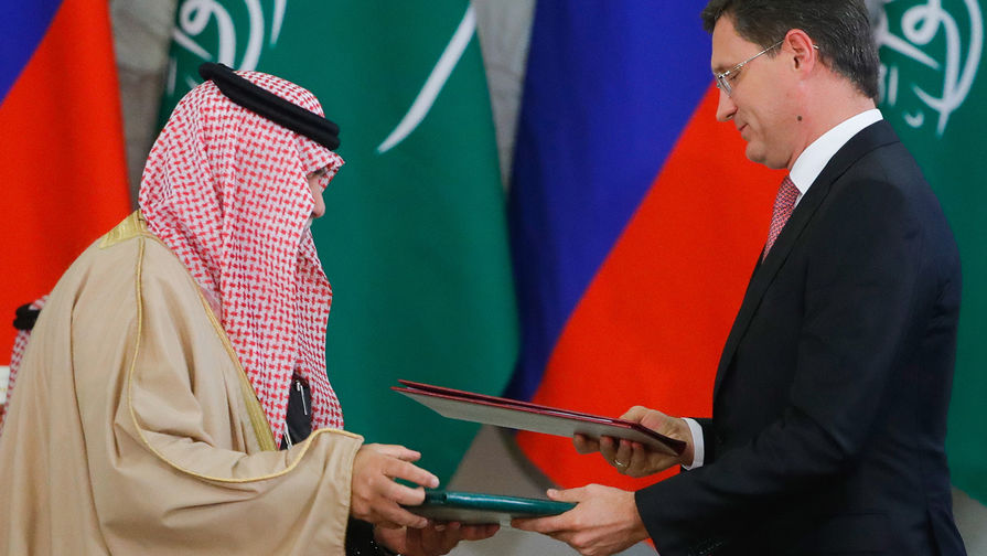 Министр энергетики РФ Александр Новак (справа) на церемонии подписания документов по итогам российско-саудовских переговоров в Кремле. 
