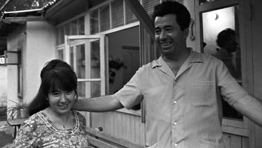 Крымские татары Сеит Таиров с дочерью у своего дома? 1970 од