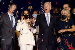 Джо Байден и его жена Джилл, Камала Харрис и ее муж Дуг в предвыборном штабе после объявления победы на выборах, 7 ноября 2020 года