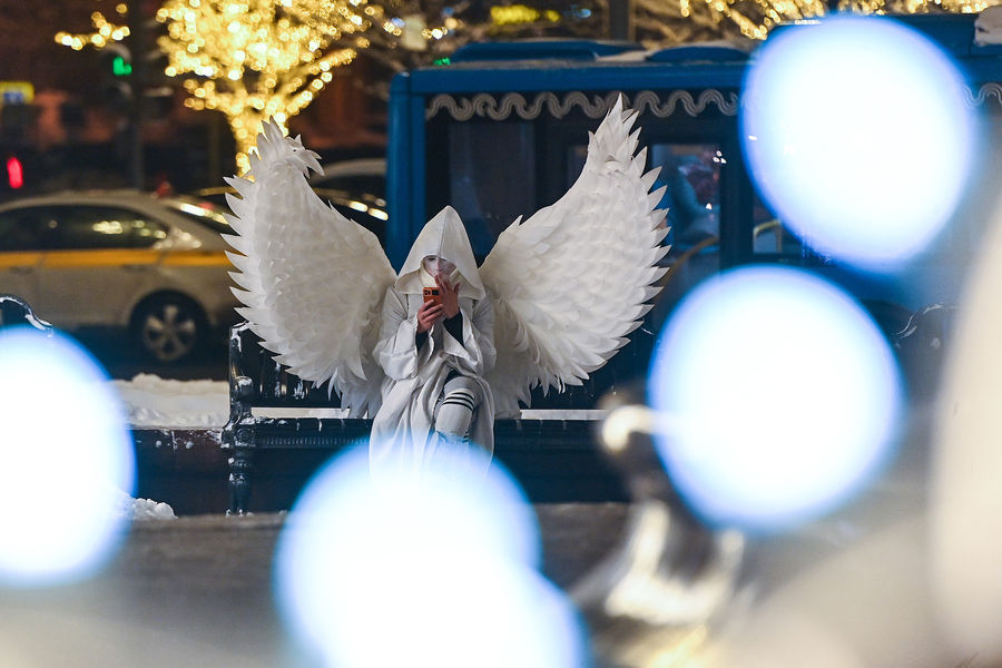 Аниматор в&nbsp;костюме ангела у&nbsp;Большого театра в&nbsp;Москве, декабрь 2021&nbsp;года
