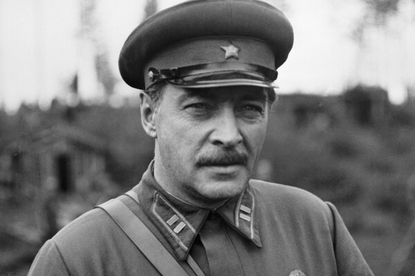 Народный артист СССР Вячеслав Тихонов в&nbsp;роли полковника Млынского в&nbsp;фильме &laquo;Фронт в&nbsp;тылу врага&raquo; (режиссер Игорь Гостев), 1982&nbsp;год 