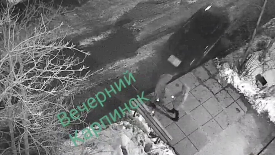 В Карпинске водитель сбил мужчину вместе со скамейкой