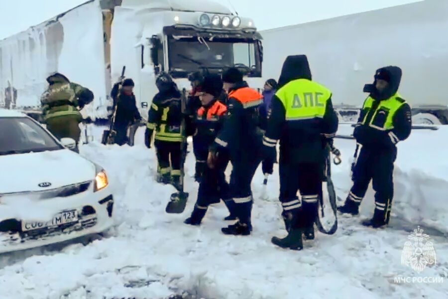 Ситуация на трассе М-4 «Дон» в Ростовской области после снегопада, 31 марта 2023 года 