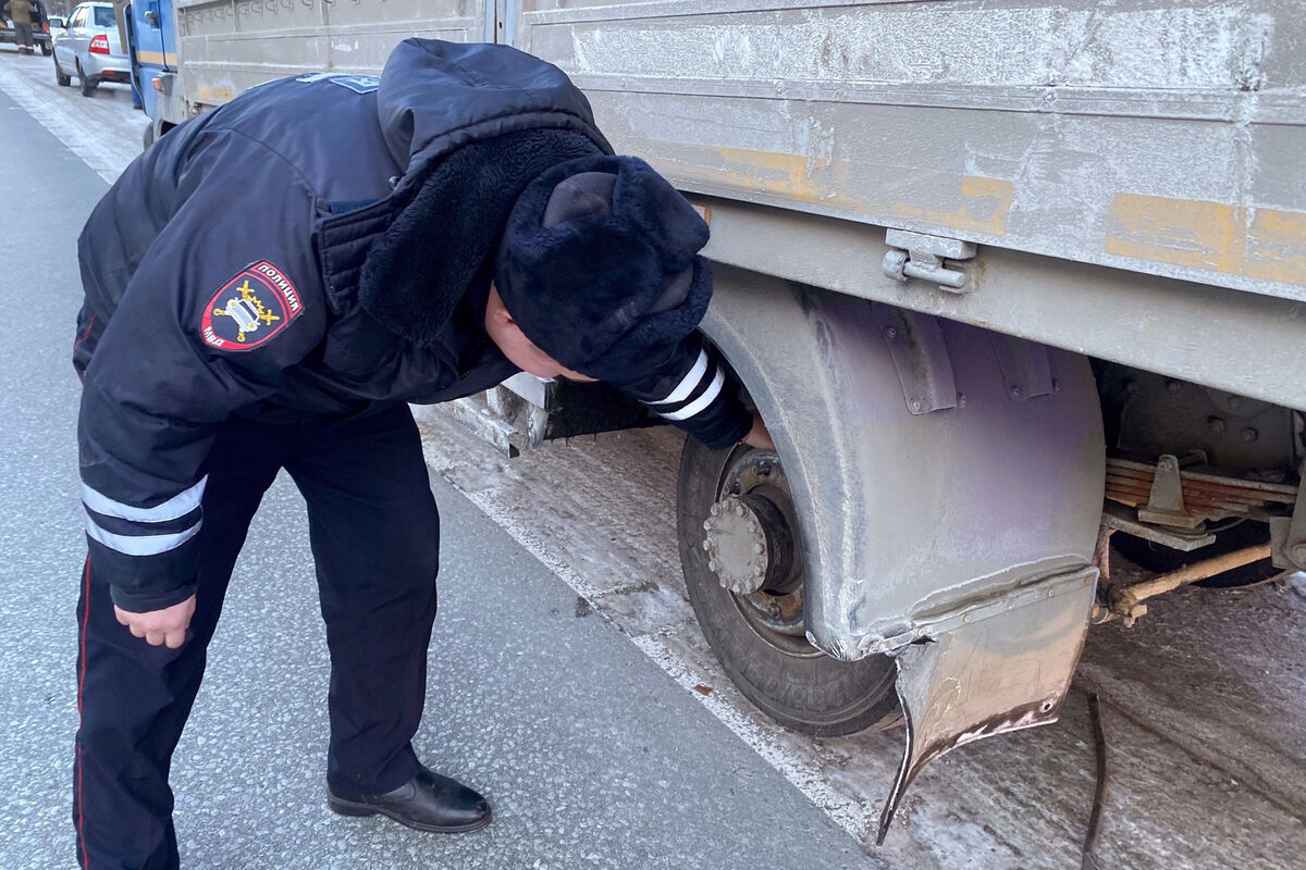 Под Екатеринбургом отлетевшее от грузовика колесо снесло стоявших на обочине  людей - Газета.Ru | Новости