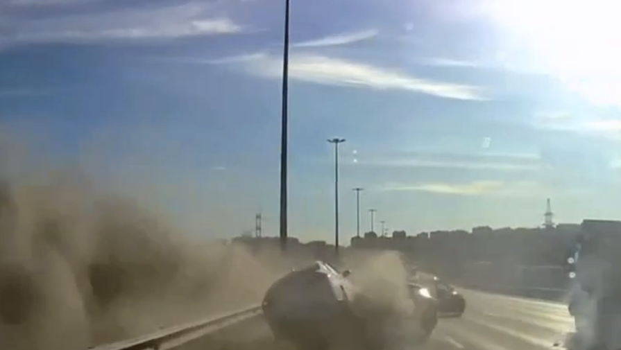 Автомобили с людьми разбились на КАД, и это попало на видео