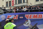 Хоккеисты расположились на открытой площадке праздничного автобуса