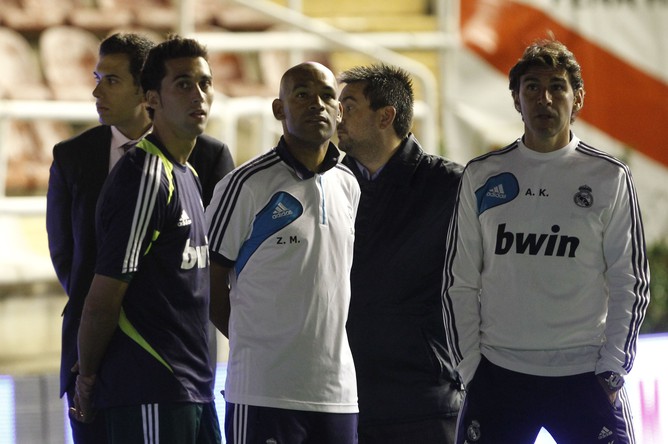 Защитник «Реала» Альваро Арбелоа и тренер Аилтор Каранка в полумраке