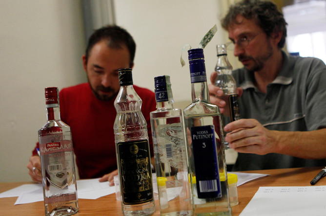 Установлены подозреваемые в производстве поддельного спиртного в Чехии