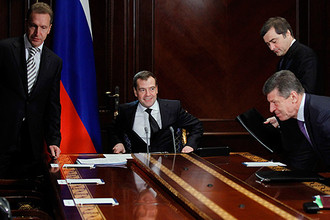 Медведев раскритиковал собственное правительство за невыполнение решений КС