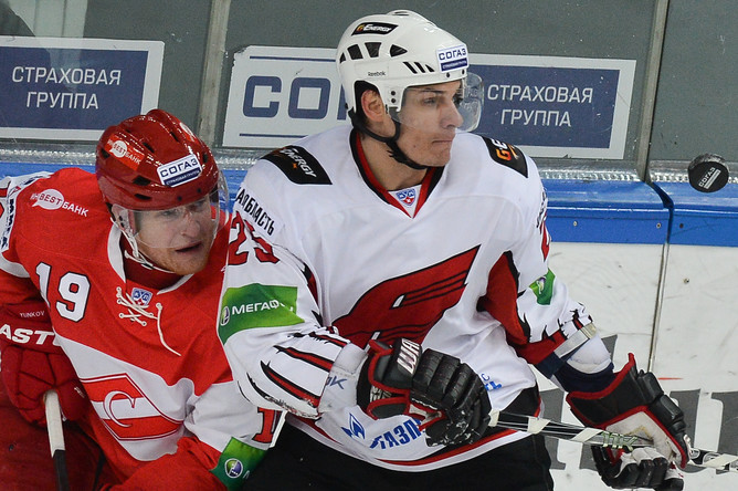 Павел Валентенко (справа) в матче со «Спартаком»