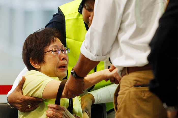 Родственники пассажиров, погибших в&nbsp;крушении самолета Boeing 777 «Малайзийских авиалиний», в&nbsp;аэропорту города Куала-Лумпур