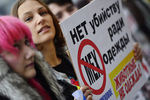 Участница всероссийской акции «Животные — не одежда» во Владивостоке