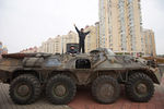 БТР-80, доставленный из зоны военных действий бойцами батальона «Азов»