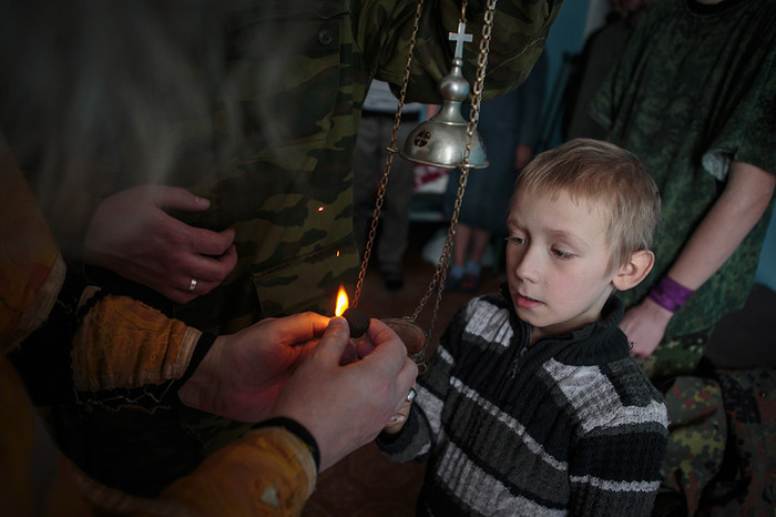 Сын полка Сергей Бурцев во время обряда крещения в&nbsp;госпитале Горловки Донецкой области