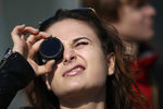 Жительница города наблюдает за солнечным затмением на территории Московского планетария