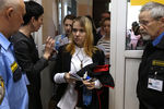 Школьники перед началом проведения единого государственного экзамена по литературе и географии в одной из школ Москвы