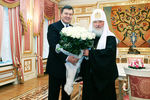 Виктор Янукович дарит букет белых роз патриарху Московскому и всея Руси Кириллу во время официальной встречи, Киев, 2010 год
