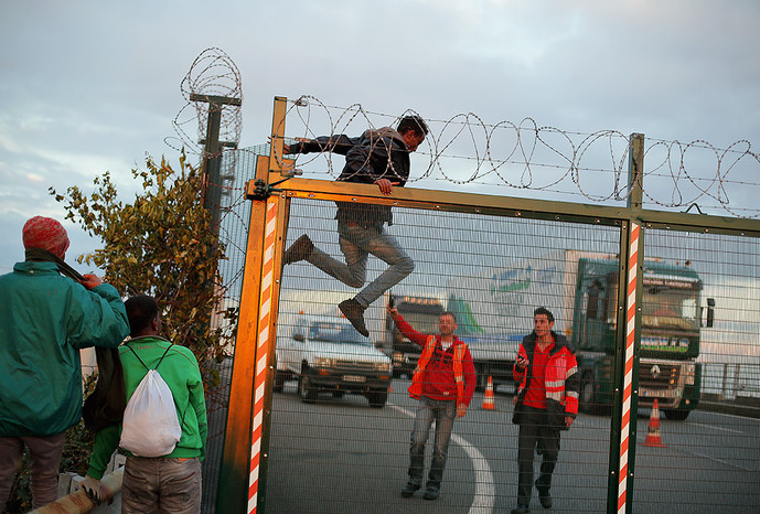 Мигранты пытаются прорваться в&nbsp;тоннель под&nbsp;Ла-Маншем