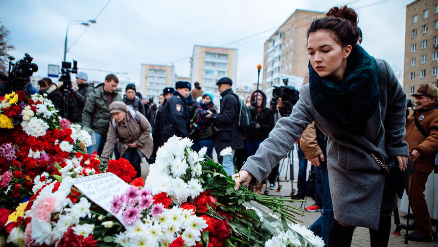 Жители Москвы приносят цветы к&nbsp;посольству Франции в&nbsp;Москве