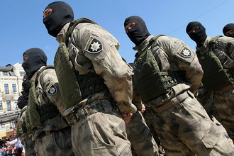 Украинские полицейские во время празднования Дня национальной полиции на Софийской площади