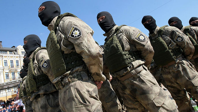 Украинские полицейские во время празднования Дня национальной полиции на Софийской площади
