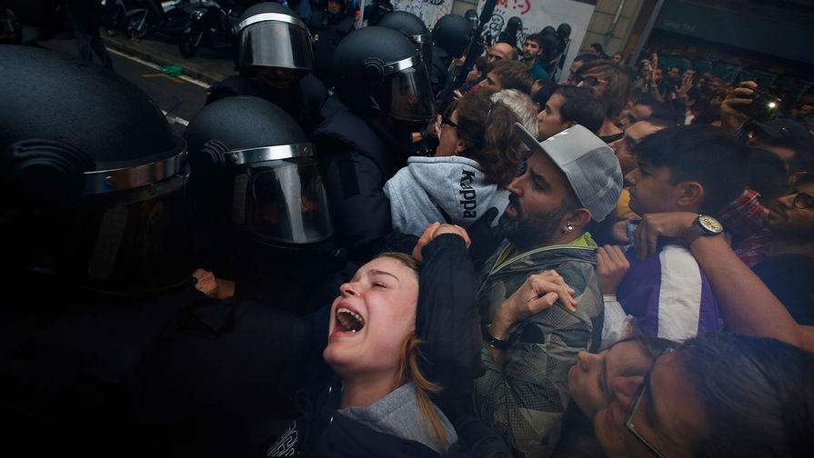 Столкновения с&nbsp;испанской полицией на&nbsp;улицах Барселоны, 1&nbsp;октября 2017