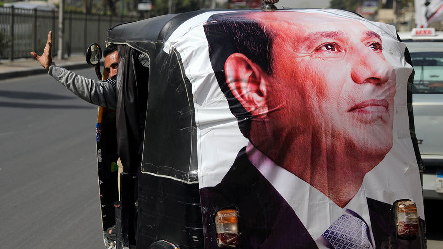 Баннер с лицом выбранного президента Египта Ас-Сиси в Каире, 27 марта 2018 года