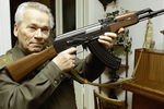 Михаил Калашников с автоматом АК-47, 1997 год