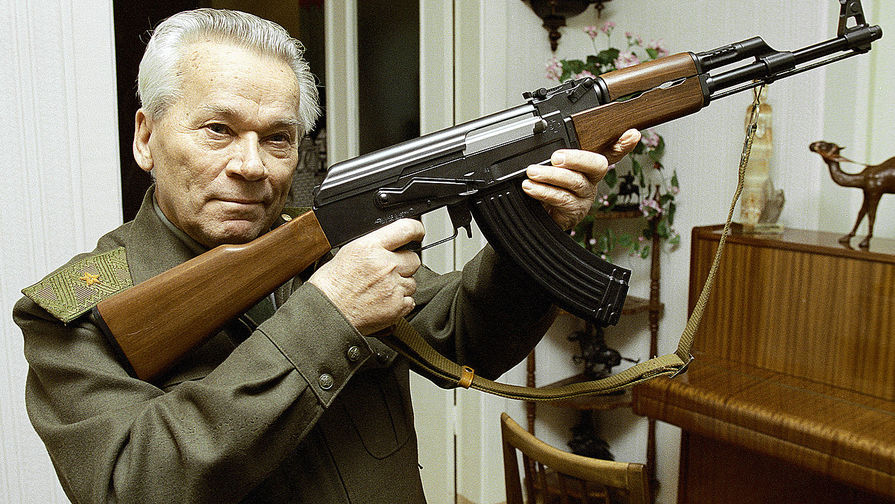 Михаил Калашников с&nbsp;автоматом АК-47, 1997 год
