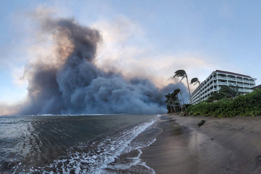 Дым от лесных пожаров возле побережья в&nbsp;городе Лахайна, Гавайские острова, 9&nbsp;августа 2023&nbsp;года
