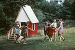 Дети московского детского сада №367, отдыхающие на летней даче под Звенигородом, во время прогулки на площадке для игр, 1965 год 