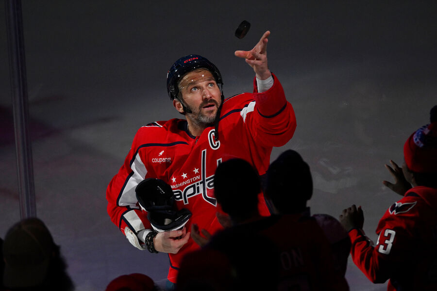 Кража исторической шайбы и пивной душ: как Овечкин забивал 900-й гол в НХЛ