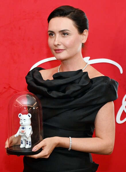 Супруга рэп-исполнителя Басты (Василий Вакуленко) Елена Пинская-Вакуленко на&nbsp;церемонии вручения премии OK! Awards &laquo;Больше чем звезды&raquo; в&nbsp;Москве, 14&nbsp;ноября 2025&nbsp;года