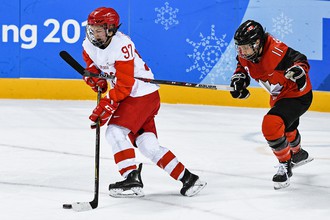 Российская хоккеистка Анна Шохина и канадка Джиллиан Саульниер