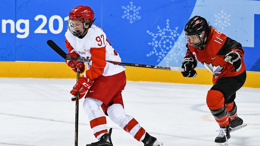 Российская хоккеистка Анна Шохина и канадка Джиллиан Саульниер