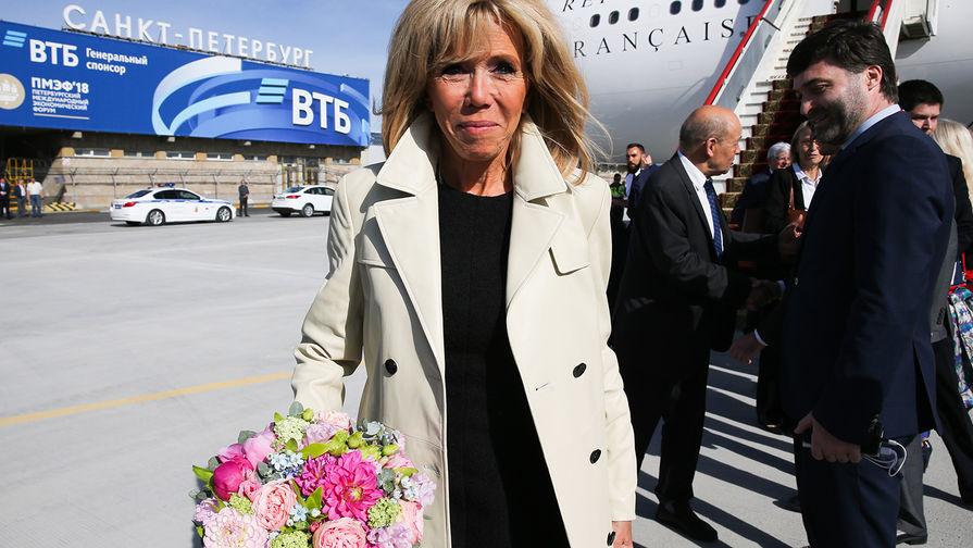 Супруга президента Франции Эммануэля Макрона Бриджит с&nbsp;букетом цветов в&nbsp;аэропорту Пулково-2, 24 мая 2018 года
