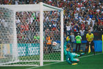Вратарь Давид де Хеа (Испания) пропускает мяч во время матча 1/8 финала чемпионата мира по футболу между сборными Испании и России