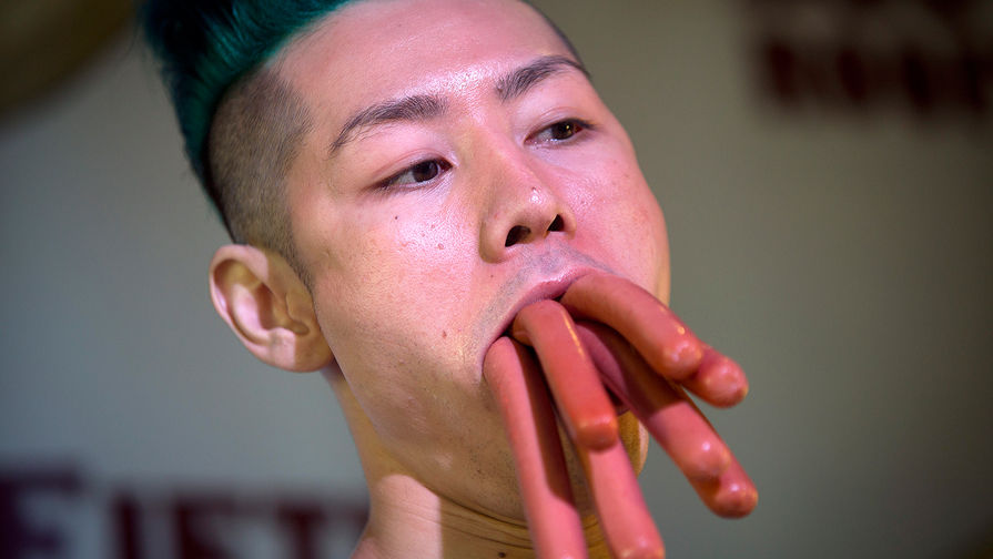 Участник конкурса по поеданию хот-догов в Нью-Йорке, 2014 год