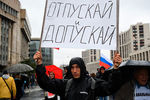 Участник митинга в поддержку незарегистрированных кандидатов в Мосгордуму на проспекте Академика Сахарова в Москве