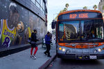 Рейсовый автобус с надписью «Покойся с Миром Коби» у арены «Стэйплс-центр» в Лос-Анджелесе, 24 февраля 2020 года