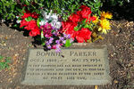 Бонни и Клайд хотели быть похоронены вместе, но семья Бонни не позволила этому случиться. Изначально Бонни была похоронена на кладбище Фиштрап в Далласе, но в 1945 году её перенесли в Мемориальный парк Краун-Хилл. Более пятидесяти тысяч человек присутствовали при похоронах Бонни. На её могиле сохранилась надпись, оставленная её матерью: «Как от росы и в сиянии солнца только прекрасней цветы, так и мир этот, старый мир, ярче — лучами таких, как ты.»