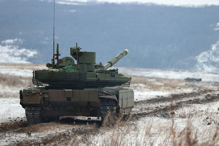 Танк Т-90 «Прорыв» во время подготовки экипажей танков и БМП в зоне СВО