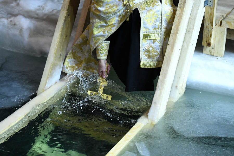 Священнослужитель совершает обряд освящения воды в&nbsp;праздник Крещения во Владивостоке, 18&nbsp;января 2024&nbsp;года
