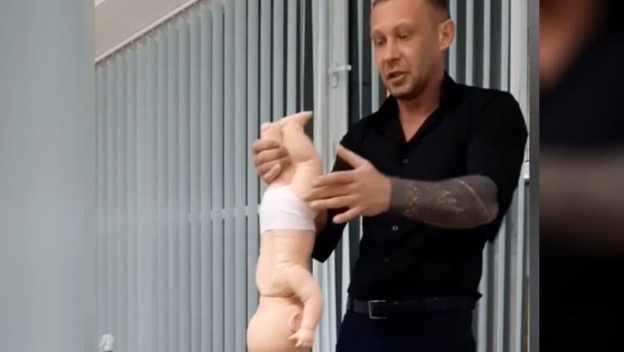 Полиция проверяет российского целителя, который учил лечить детей тряской за ноги