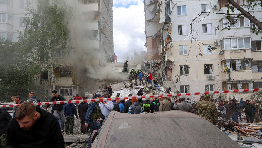 Спасатели в Белгороде смогли добраться до найденного под завалами мужчины 