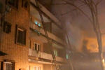 Сотрудники МЧС эвакуируют студентов Смоленского государственного медицинского университета во время пожара из университетского общежития