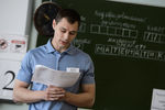 Преподаватель математики во время проведения ЕГЭ по математике в гимназии №2 в Екатеринбурге 