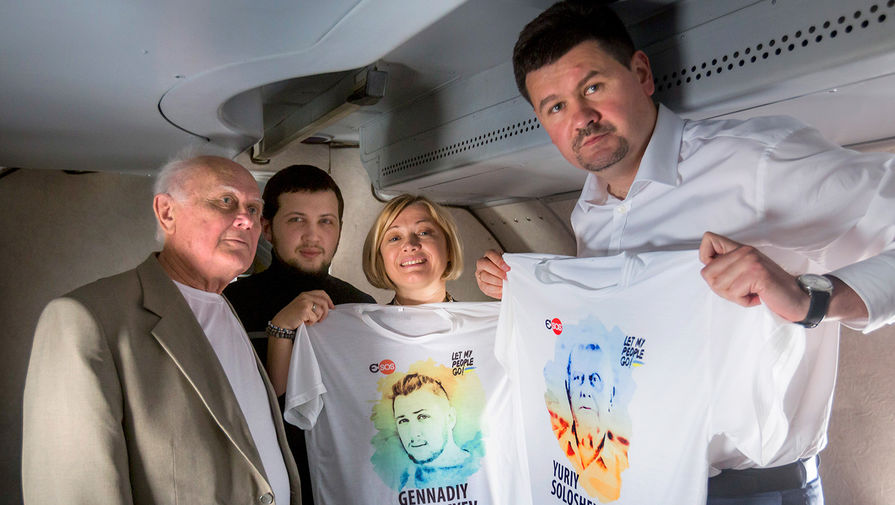 Граждане Украины Юрий Солошенко и Геннадий Афанасьев (слева направо) на&nbsp;борту самолета во время экстрадиции на&nbsp;родину