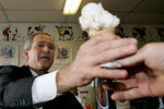 Президент США Джордж Буш с мороженым в городе Кларкс-Саммит, Пенсильвания, 2006 год